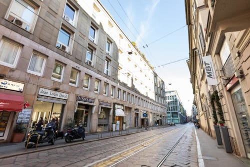 Fußgänger-Einkaufsstraße im Domviertel Mailands mit historischen Gebäuden und Straßenbahngleisen, Standort von Magnolia