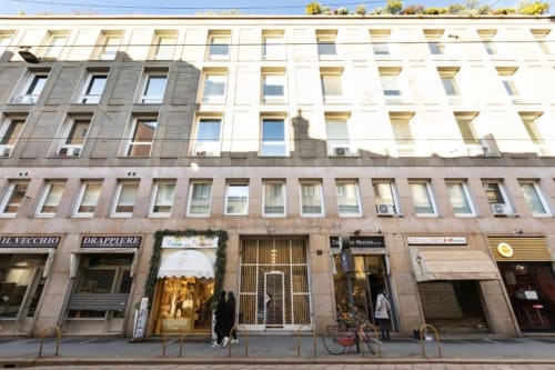 Historische Mailänder Straßenfassade mit Geschäften, Magnolia Apartments im Stadtzentrum in der Nähe des Doms