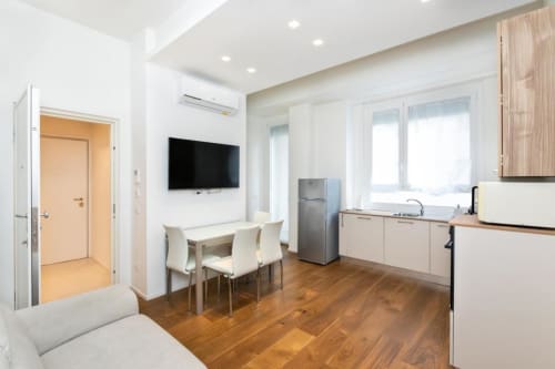 Современная студия в Magnolia Apartments Milan с открытой кухней, столовой, ТВ и паркетом