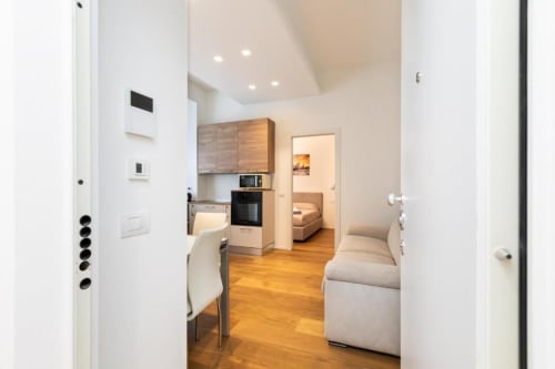 Modernes Studio in den Magnolia Apartments Mailand mit Kochnische, Essbereich, Schlafsofa und Holzböden