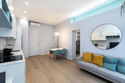 Modernes Apartment in den Magnolia Apartments Mailand mit Sofa, Esstisch, Kochnische und hellem Holzparkett