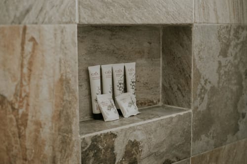 Productos de CAVA expuestos en repisa de mármol del baño del Hotel 40 Cañones en Mahahual