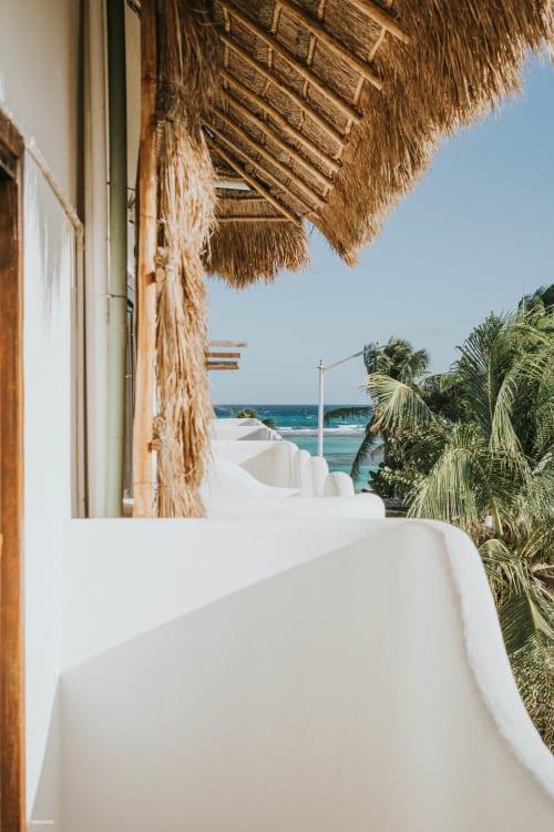 Techo de palapa con tejamanil y paredes encaladas con vista al océano en el Hotel 40 Cañones, Mahahual