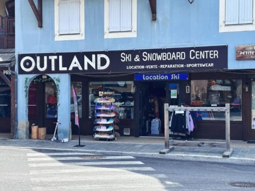 Facciata del centro sci e snowboard Outland a Saint-Chaffrey con servizi di noleggio e riparazione