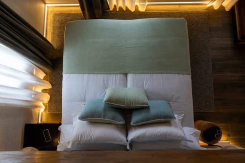 Vista superior de cama moderna con cabecero verde salvia y almohadas blancas en Casa Rural San Andrés de Teixido, Galicia