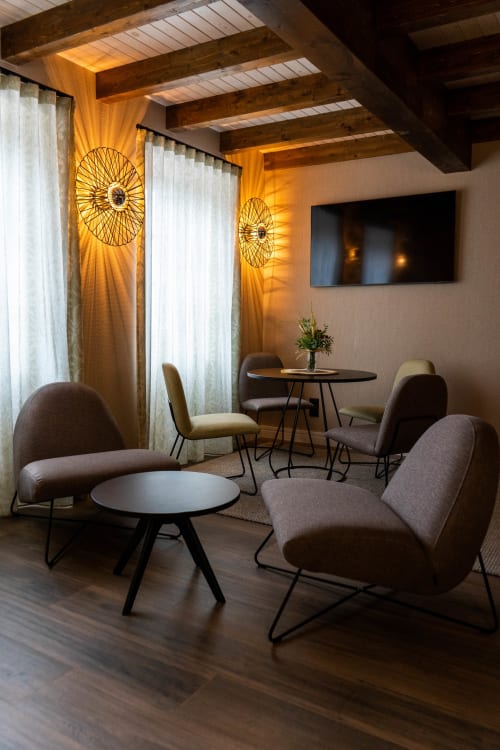 Moderna sala de estar en Casa Rural San Andres de Teixido con mobiliario contemporáneo, vigas de madera e iluminación decorativa