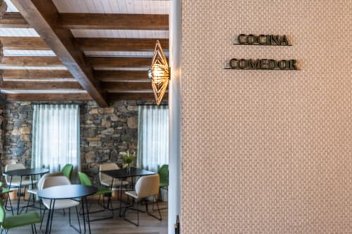 Comedor Cocina en Casa Rural San Andres de Teixido con vigas de madera y muros de piedra