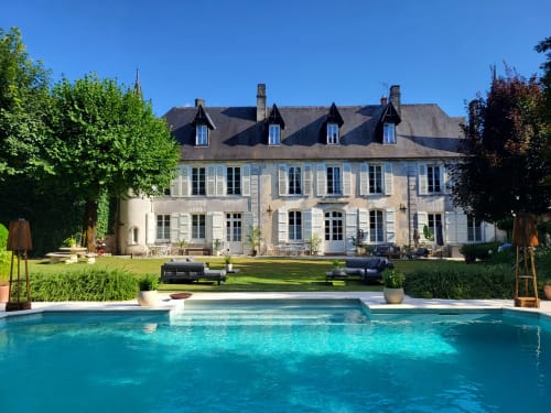 Logis des Tourelles, luxueux gîte en Cognac avec piscine chauffée, jardins soignés et élégant manoir français