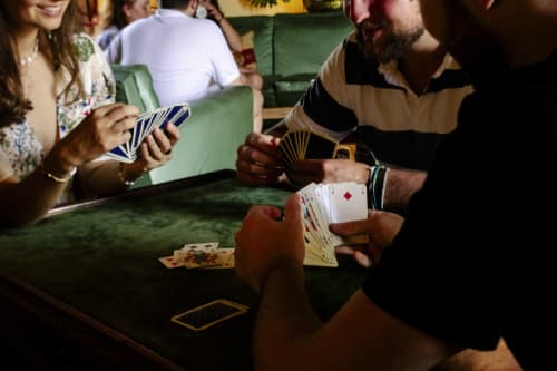 Des clients jouent aux cartes au Château de Vaux Morvan, gîte à Étang sur Arroux, France