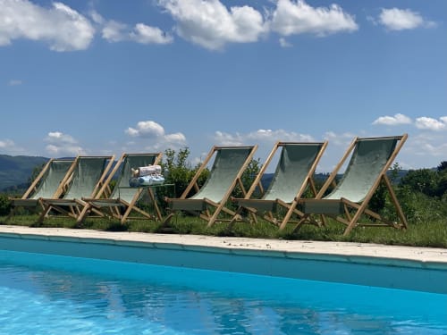 Chaises longues géantes au bord de la piscine du Château de Vaux Morvan, Étang sur Arroux, France