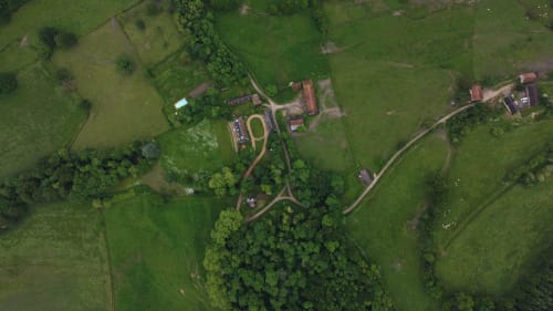 Vue aérienne du Château de Vaux Morvan, gîte entouré de prairies verdoyantes et d'allées bordées d'arbres à Étang-sur-Arroux