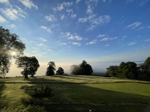 Paysage de campagne matinal et brumeux au Château de Vaux Morvan à Étang sur Arroux, France