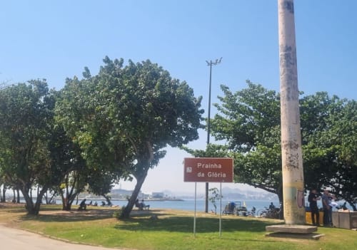 Prainha da Glória waterfront park with trees and bay views in Rio de Janeiro