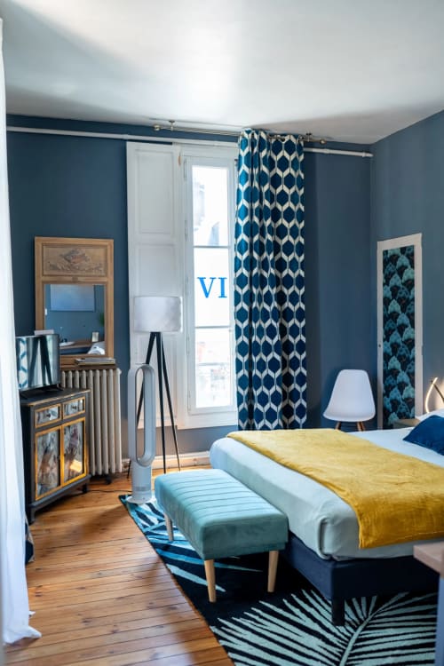 Chambre La belle Gabrielle de l'hôtel Henri II au Mans avec murs bleus, vue sur la ville et mobilier contemporain