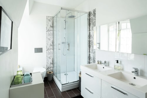 Salle de bains moderne de l'hôtel Henri II au Mans avec double vasque, douche à l'italienne vitrée et meuble blanc