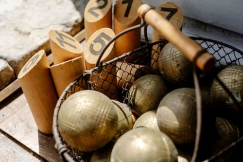 Ancien jeu de boules avec quilles numérotées en bois et boules métalliques au Château de Vaux Morvan à Étang sur Arroux, France