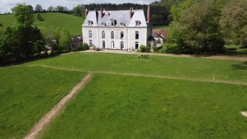 Château de Vaux Morvan à Étang sur Arroux - élégante demeure blanche avec jardins soignés et paysage rural