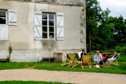 Des clients détendus dans des transats sur la pelouse du Château de Vaux Morvan B&B à Étang sur Arroux, France