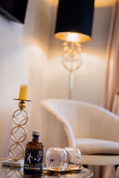 Elegante bagno della Villa Del Sole Inn con atmosfera illuminata da candele, articoli di lusso e illuminazione decorativa a Campobasso