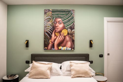 Camera moderna a Villa Del Sole Inn con pareti verdi, opere d'arte sopra il letto grigio e dettagli dorati