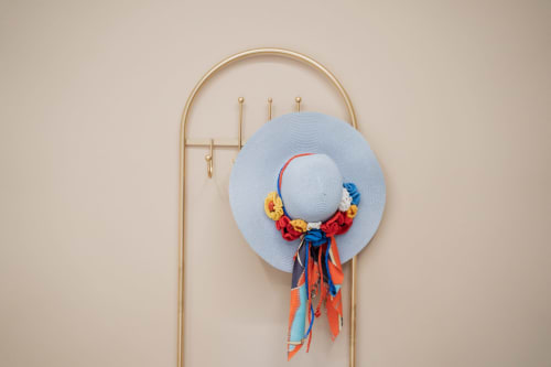Cappello a tesa larga azzurro con ghirlanda di fiori colorati su appendiabiti dorato, Villa Del Sole Inn, Campobasso