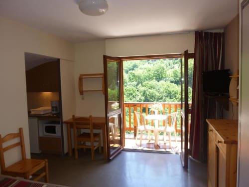 Appartement lumineux aux Studios Hôtel La Rochetaillée avec kitchenette, coin repas et balcon avec vue montagne