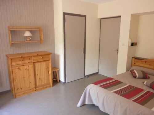 Studio spacieux à l'Hôtel Studios La Rochetaillée à Brides-les-Bains avec mobilier en bois, lit twin et vue montagne