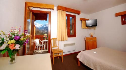 Appartement lumineux aux Studios Hôtel La Rochetaillée à Brides-les-Bains avec vue montagne, mobilier bois et atmosphère fraîche