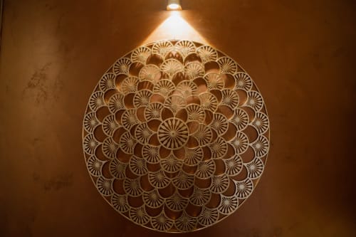 Decorazione murale circolare intagliata con motivi a ventaglio radiante nella Villa Del Sole Inn, Campobasso