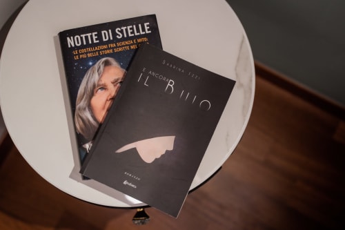 Due libri italiani su piatto bianco presso Villa Del Sole Inn, Campobasso - Notte di Stelle e Il Brillo