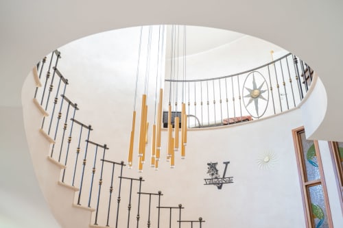 Scala a spirale moderna con ringhiere in metallo e gradini in legno a Villa Del Sole Inn, Campobasso