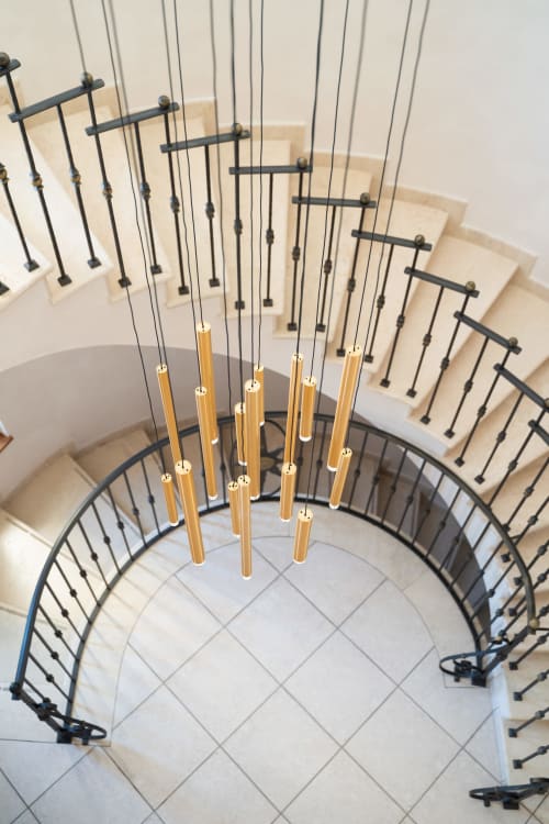Scala a spirale con lampade a sospensione in legno presso la Villa Del Sole Inn, Campobasso