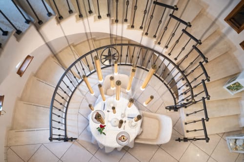 Vista dall'alto della scala a spirale con ringhiere nere presso Villa Del Sole Inn, Campobasso