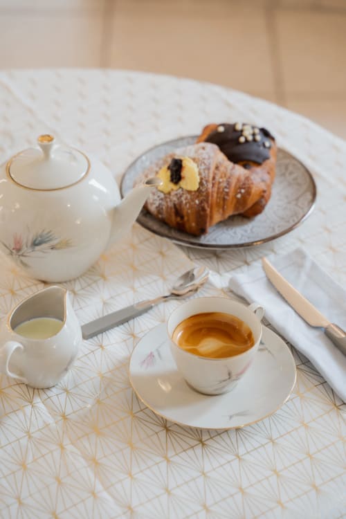 Elegante tavolo da colazione alla Villa Del Sole Inn con caffè, pasticcini e porcellana fine presso il B&B di Campobasso