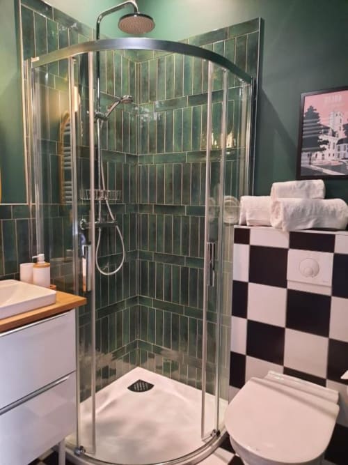 Salle de bain moderne du gîte Maison Rinette Dijon avec douche carrelage vert et sol à damier noir et blanc