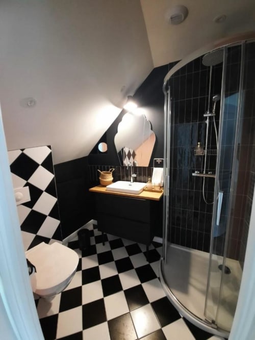Salle de bain moderne en noir et blanc à la Maison Rinette B&B à Dijon avec carrelage damier et douche à l'italienne