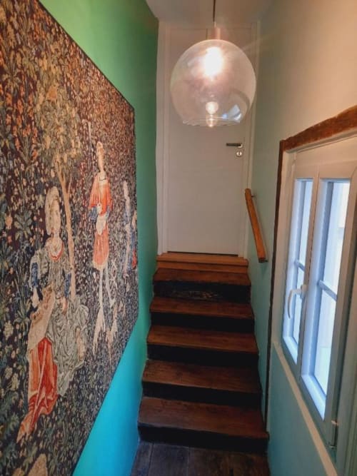 Escalier de la Maison Rinette B&B à Dijon avec papier peint à motifs, marches en bois et suspension moderne