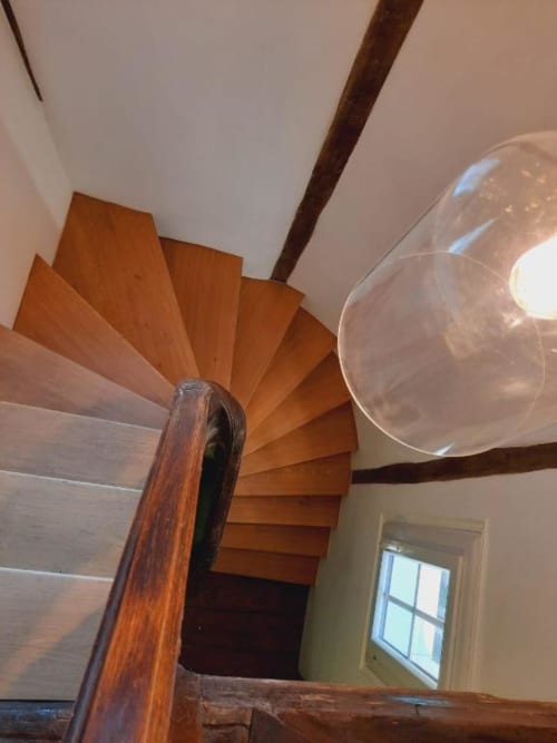 Escalier en spirale en bois avec rampe métallique à la Maison Rinette, guesthouse à Dijon, France