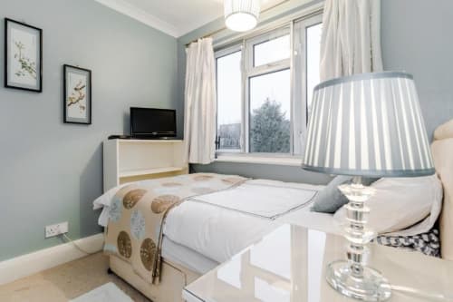 Bright Superior Single Room at Brooklyn House B&B with garden view, featuring a comfortable bed, flat-screen TV, and large