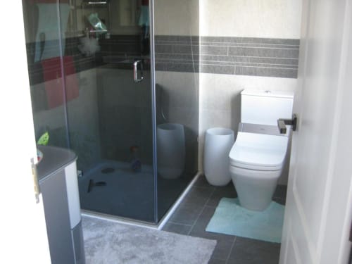 Modern bathroom at Brooklyn House Deluxe Junior Suite with walk-in shower, toilet, and white fixtures