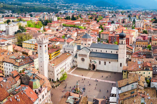 Vista aerea del centro storico di Trento con cattedrale e edifici dai tetti rossi, vicino a Maso Kreuzberg B&B