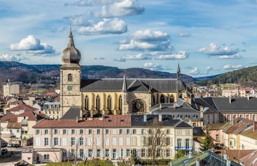 Gästezimmer le Grand Bienfaisy in Remiremont, Frankreich mit historischer Kirche und Bergen