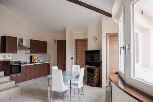 Cucina e zona pranzo moderna della Villa Del Sole Inn, Campobasso con vista sulle montagne