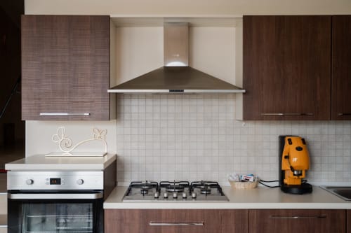Cucina moderna nell'appartamento Villa Del Sole Inn a Campobasso con piano cottura a gas, cappa aspirante e elettrodomestici in acciaio inox