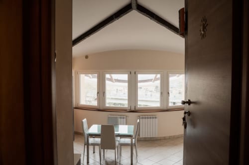 Moderno appartamento a Villa Del Sole Inn a Campobasso con zona pranzo, ampie finestre e vista sulle montagne