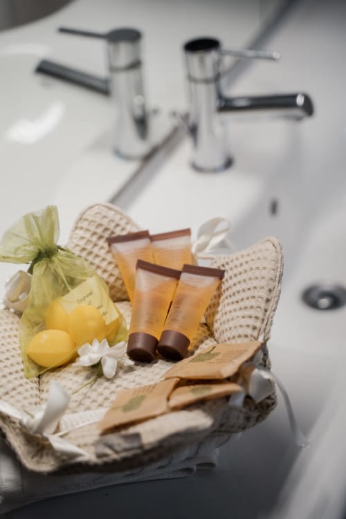 Lussuosi amenities spa in cesto intrecciato presso l'appartamento Villa Del Sole Inn a Campobasso, Italia