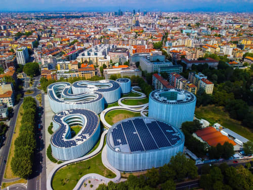 Vista aerea di GIRESIO 41, architettura sostenibile a Milano con pannelli solari e design moderno che domina la città