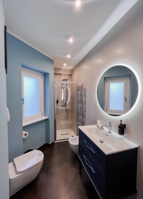 Bagno moderno della Villa Del Sole Inn a Campobasso con specchio illuminato, lavabo nero e doccia walk-in