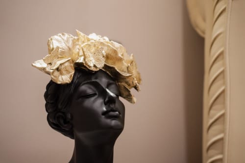 Testa scultorea nera con corona di fiori dorati presso la boutique hotel Villa Del Sole Inn, Campobasso