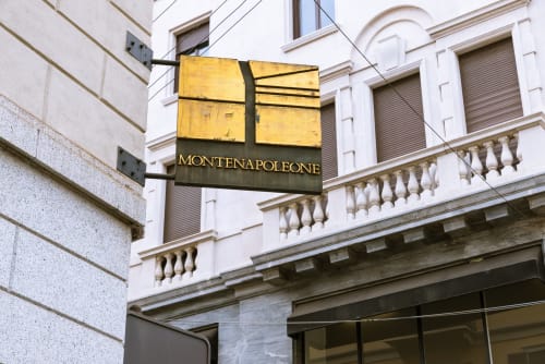 Insegna di lusso Montenapoleone sulla elegante facciata storica di un edificio milanese vicino a Giresio 41